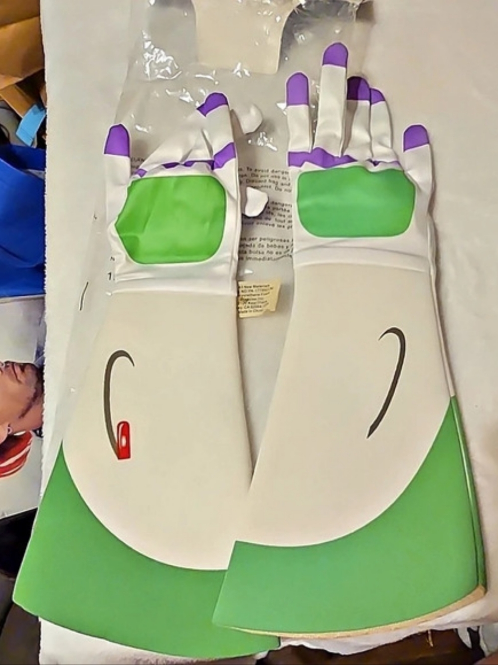 Disney Pixar Buzz Lightyear Toy Story 4 gloves White & Green NWT